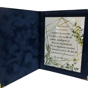 Mapă elegantă cu mesaj aniversar personalizat, ideală pentru aniversări de căsătorie, nunți, logodne sau cadouri de cuplu. Produsul este realizat într-o copertă tip album, din material catifelat albastru închis, cu colțuri metalice aurii, oferind un aspect premium și rafinat.